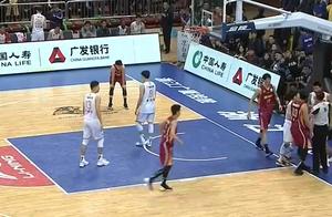 CBA赛季再次爆发大冲突  李春江将国手撵下了场！