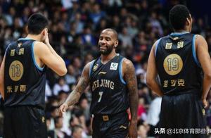 解气！不靠三分靠防守！换外援有用？首钢再胜一场拿赛点。