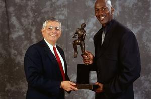 论奠基NBA，打包乔丹科比詹皇都难及此人