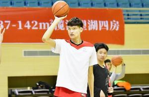 下一个进NBA的中国球员？17岁高中生高达2米22，或成姚明接班人！