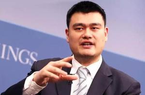 CBA赛场现争议一幕，易建联还在罚球，对手不顾裁判示意全离场