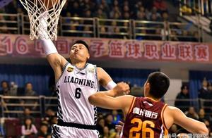 辽宁男篮锁定半决赛，贺天举已失郭士强信任，核心主力沦为替补