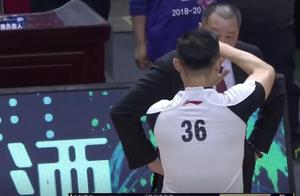 CBA再现争议判罚！劳森上篮被撞飞，裁判闫军竟然判罚了走步！