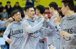 CBA球员受伤却被球迷叫好，他到底干了什么坏事？