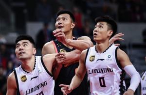 搞不懂！易建联成了跑步运动员？队友都不给他传球