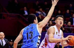 山东男篮当心点！两场丢了31个三分，外线防守已成球队命门