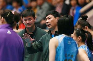 丁霞恩师行为令人不齿？天津女排主帅对此回应了三个字