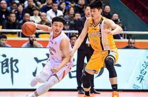 广厦输球又输人，耍“小聪明”未见效，山东本土帮玩嗨了