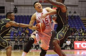 场均出场26分钟却年薪1200万！坐拥1米78娇妻，深受李楠信任