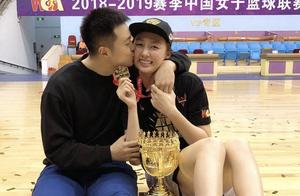 广东女篮夺冠之夜，孟铎也当起了粉丝，一张合照更是引球迷热议！