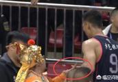 广东vs广厦大战后，一古装老人拉扯易建联，并找正接受采访的杜峰合影，当时什么情况？