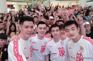 曾是全明星首发！伤愈归来场均3.3分，28岁获总冠军，娇妻很漂亮