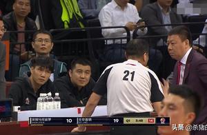 CBA裁判再次抢戏！三分超时仍算进，球员被罚下竖拇指鼓掌喝倒彩