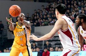 这么大胆？广厦争议外援大吼李春江，这次李春江是真生气了