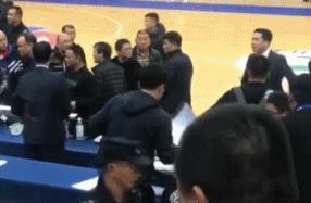 CBA闹剧！广厦老板主帅输球大闹技术台，李春江不满广东上腿防守