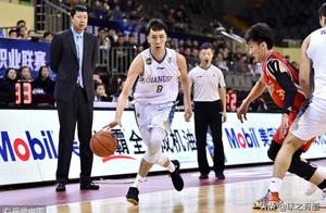 合计56次犯规！裁判判罚又成焦点 八一无可奈何 解说：能不能行啊