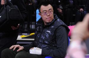 韩德君受伤后首度现身：手缠着绷带，见郭艾伦打得辛苦，连连安慰
