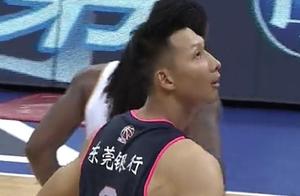 又见广厦队福特森使坏小动作，用球砸人，广厦输辽粤两连败