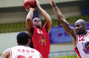 你知道CBA历史第1位外援的薪水吗？月薪只有500美元，场均15.3分