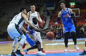 4年被抛弃3次，今率队杀进八强，36岁外援命够硬！