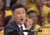 耍阴招？广东主教练杜峰竟然“故意”伸腿绊倒新疆球员，动作非常隐蔽，你如何评价这件事？