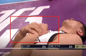 惊险1幕！辽篮主控遭外援冲撞，空中重摔险受伤 他才刚刚伤愈回归