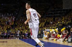 不愧是双料队长！从1号位防到5号位，要和易建联竞争总决赛MVP？