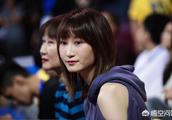 CBA总决赛G1广东大胜新疆，比赛中场边球迷纷纷与一位美女合影，她是什么来历？