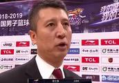 九死一生！赛后教练采访，辽篮主帅郭士强在场地徘徊，他在思考着什么？