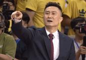 胡明轩防守菲尔德倒地，杨毅和柯凡：哎呦，这肘！看完回放，诶，真没打脸上。你怎么看？
