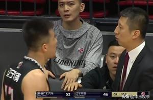 辽疆三番大战，辽篮主帅郭士强神情从极为严峻到面露微笑