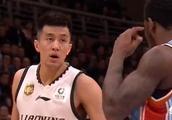 郭艾伦被换下以后，郭士强弯腰为他讲解战术，怎么看待郭士强的这一举动？