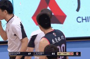 CBA半决赛争议一幕！广东悍将6中6却伸脚防守 对手被绊倒重摔