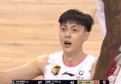 胡明轩遭到费尔德撞击，裁判却吹罚前者技术犯规，对此你怎么看？