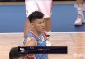 广东领先21分，只剩12秒垃圾时间，广东队快攻得两分，差点引起冲突，谁对谁错？