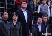 辽宁VS新疆G2，陪同姚明一起观赛的女子是谁？有什么来头呢？
