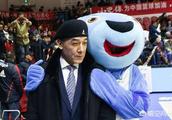 昨晚新疆队在领先近40分时仍然是对辽宁采取夹击紧逼，进攻不放弃。阿的江如何想的？