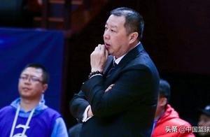 7支球队8次下课！CBA著名傀儡教练在济南毁掉山东男篮荣耀一季