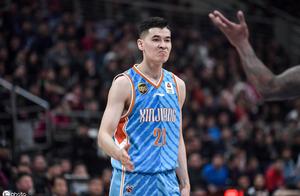 辽宁错失绝杀两分惜败新疆，两位国手斗智斗勇，均砍下全队最高分