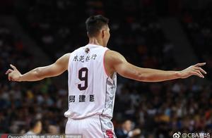 以一敌二！阿联23+14抗双塔 单节造沈梓捷3犯规