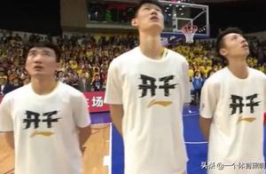 CBA赛前奏国歌全场庄严肃穆，看看广厦外援福特森在干嘛？