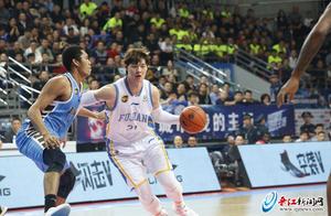 场上能拿MVP 场下会侃“王式”幽默 “三高boy”王哲林的暴走赛季