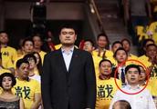 粤疆总决赛G1，姚明来现场观赛，坐在他旁侧的一位男士引来众人关注，他是什么来历？