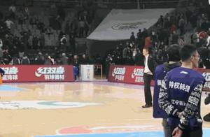 连败后站球场发呆！郭士强无奈了，CBA被嘲笑最多土帅要翻身