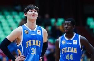 福建队全力支持王哲林打NBA，但有１担忧，称外援奖金CBA数一数二