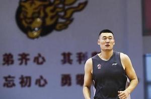 宏远重回决赛夜他最落寞，2米12内线无用处，明夏他会留队吗？