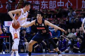 10年从替补球员到CBA主力，在联赛打出千万身价，迎娶空姐娇妻