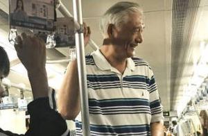 姚明67岁父亲罕见现身，出行坐地铁，身高超2米满头银发成焦点