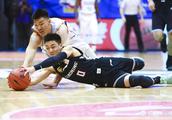 新疆季后赛主场终于被辽宁攻破，全场差点20次失误，他们是给辽宁放水吗？ ？