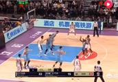 辽篮外援巴斯肘击费尔德的脸，网友称这是：本钢肘子队。他是有意还是无意的？